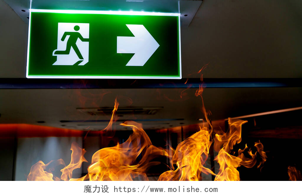 火灾现场的绿色消防逃生标志绿色消防逃生标志挂在办公室的天花板上.